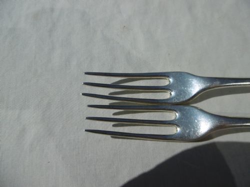 1721 FINE PAIR OF GEORGE 1ST BRITANNIA STANDARD THREE PRONGED FORKS WITH CREST AND MOTTO - ADDITIONAL PHOTO 4