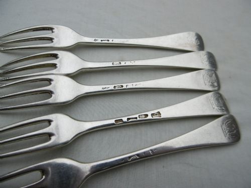 1751 RARE SET OF 5 GEORGE 11 3 PRONGED DESSERT FORKS BY E COKER 200G GREAT CREST - ADDITIONAL PHOTO 3