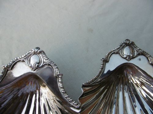 1759 FINE PAIR OF GEORGE 11 SILVER BUTTER SHELLS OR DISHES BY WILLIAM PLUMMER 200 GRAMS - ADDITIONAL PHOTO 1