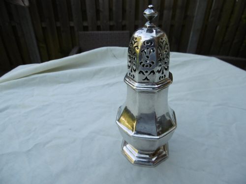1719 Lovely Rare George 1st Octagonal Caster 128 Grams