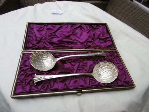 1771 Beautiful Cased Pair of George 111 Onslow Pattern Ladles by William Fearn 116  Grams