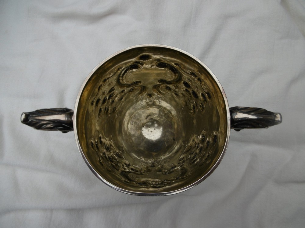 1777 fine Georgian George 111 Irish silver cup by John Locker 375g View V