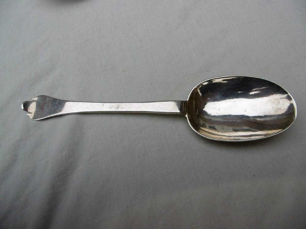 A seventeenth-century sterling silver Charles II trefid spoon featuring a notched terminal and an oval bowl. View VII