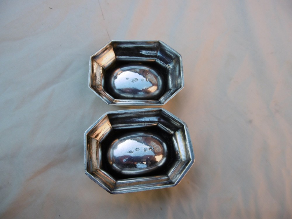 A pair of 18th-century octagonal sterling silver trencher salts with gilt-lined interior bowls. View III