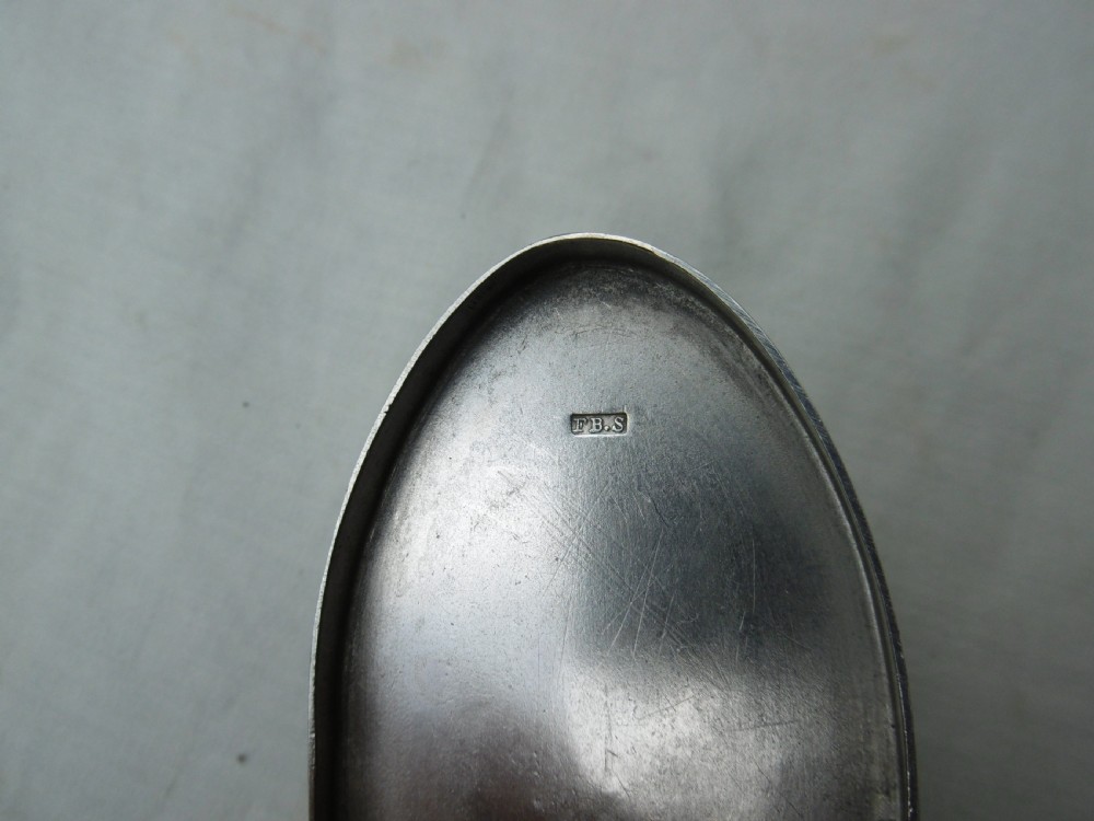 An oval Georgian silver snuff box decorated with bright-cut engraving and an armorial coat of arms. View IV
