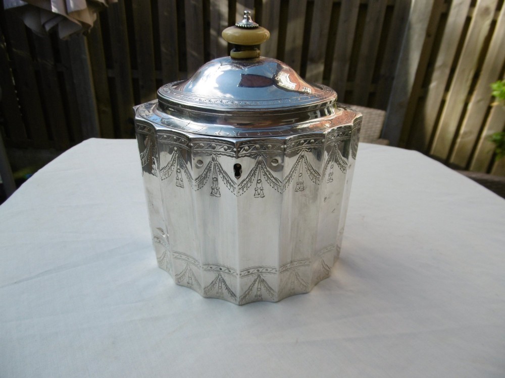 1786 stunning fluted George 111 silver tea caddy by Robert Hennell 460 grams see photos