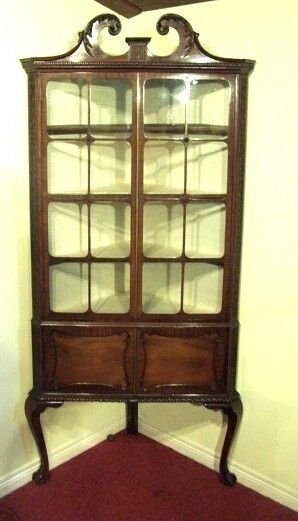 Quality Antique Mahogany Chippindale Style Corner Cabinet