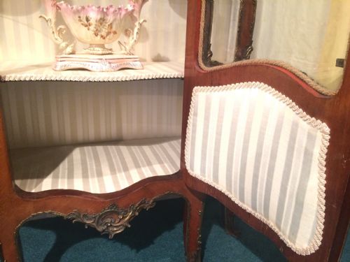 A STUNNING ANTIQUE KINGWOOD FRENCH BOMBE VERNIS MARTIN DISPLAY CABINET - ADDITIONAL PHOTO 10