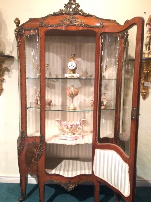 A STUNNING ANTIQUE KINGWOOD FRENCH BOMBE VERNIS MARTIN DISPLAY CABINET - ADDITIONAL PHOTO 9