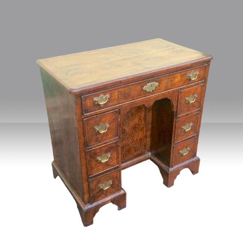 GEORGIAN WALNUT ANTIQUE KNEEHOLE DESK OF SMALL PROPORTIONS - ADDITIONAL PHOTO 2
