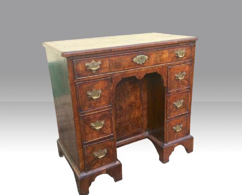GEORGIAN WALNUT ANTIQUE KNEEHOLE DESK OF SMALL PROPORTIONS - ADDITIONAL PHOTO 3