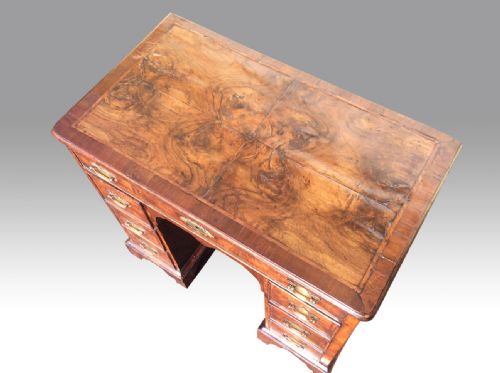 GEORGIAN WALNUT ANTIQUE KNEEHOLE DESK OF SMALL PROPORTIONS - ADDITIONAL PHOTO 4