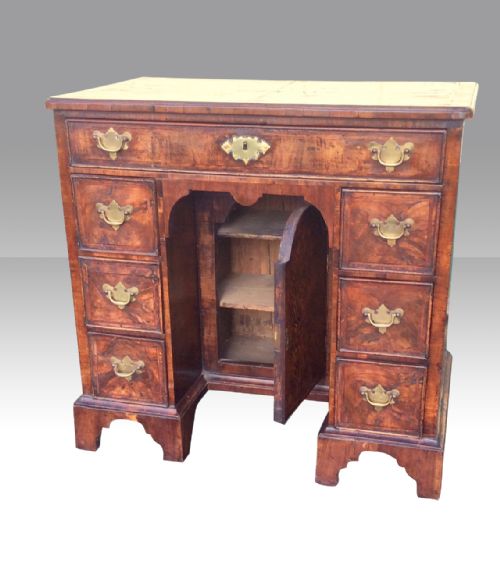GEORGIAN WALNUT ANTIQUE KNEEHOLE DESK OF SMALL PROPORTIONS - ADDITIONAL PHOTO 5