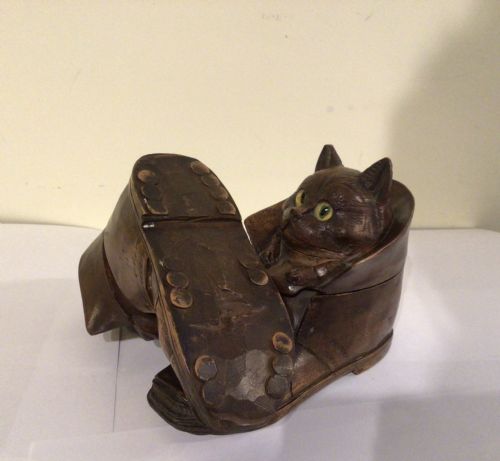 PAIR OF ANTIQUE BLACK FOREST CAT IN BOOT INKWELLS - ADDITIONAL PHOTO 2