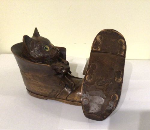 PAIR OF ANTIQUE BLACK FOREST CAT IN BOOT INKWELLS - ADDITIONAL PHOTO 3