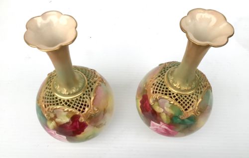 FINE PAIR OF ROYAL WORCESTER ROSE PAINTED VASES - ADDITIONAL PHOTO 2