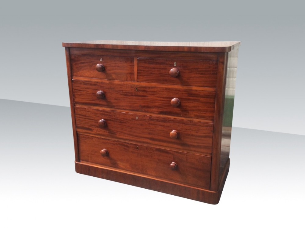 Superb quality antique mahogany chest of drawers.