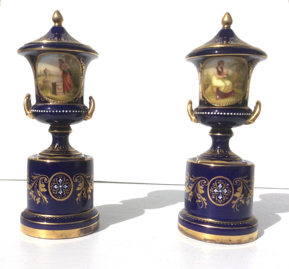 A STUNNING PAIR OF 19TH CENTURY ANTIQUE ROYAL VIENNA URNS.