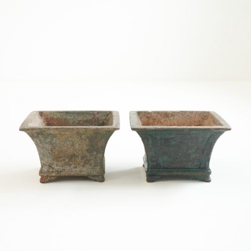 PAIR OF SMALL PAINTED CAST IRON GARDEN URNS - ADDITIONAL PHOTO 8