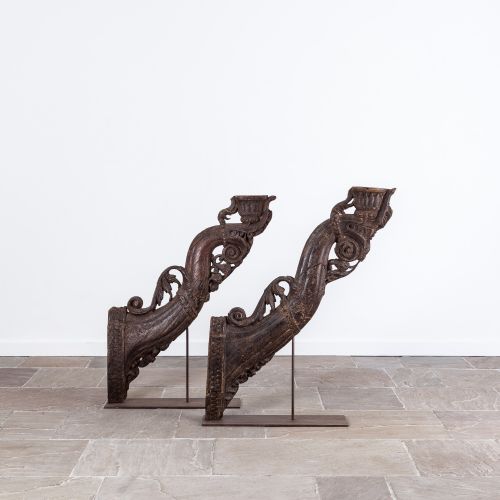 PAIR OF LARGE CARVED 18TH CENTURY BRACKETS - ADDITIONAL PHOTO 1