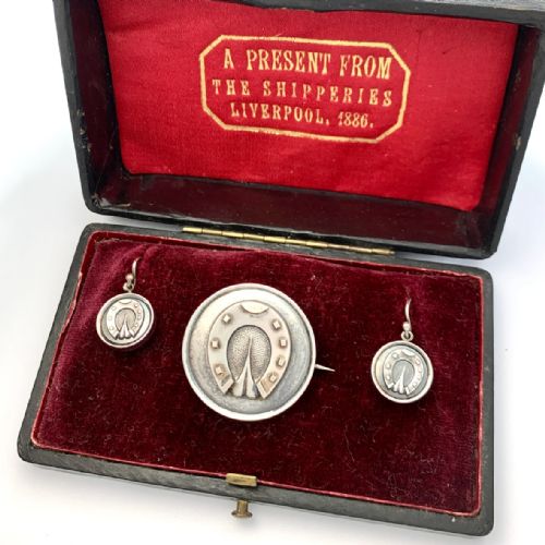 VICTORIAN 1886 SILVER HORSESHOE BROOCH AND EARRINGS IN ORIGINAL BOX - ADDITIONAL PHOTO 1