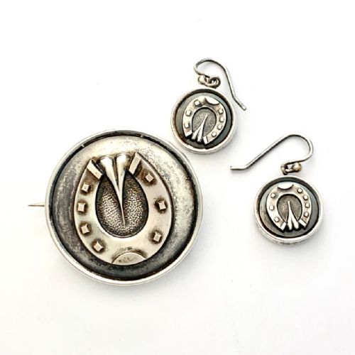 VICTORIAN 1886 SILVER HORSESHOE BROOCH AND EARRINGS IN ORIGINAL BOX - ADDITIONAL PHOTO 2