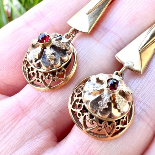 VICTORIAN GARNET ETRUSCAN REVIVAL 9CT GOLD EARRINGS - ADDITIONAL PHOTO 1