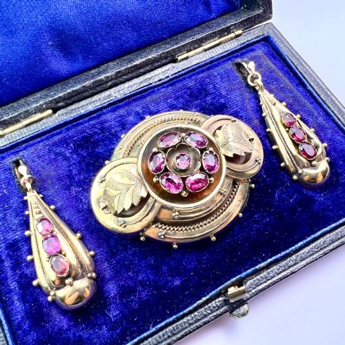 BOXED VICTORIAN AMETHYST DEMI PARURE EARRINGS AND BROOCH - ADDITIONAL PHOTO 1