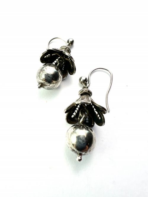 RARE ANTIQUE SILVER FILIGREE BELL FLOWER EARRINGS - ADDITIONAL PHOTO 3