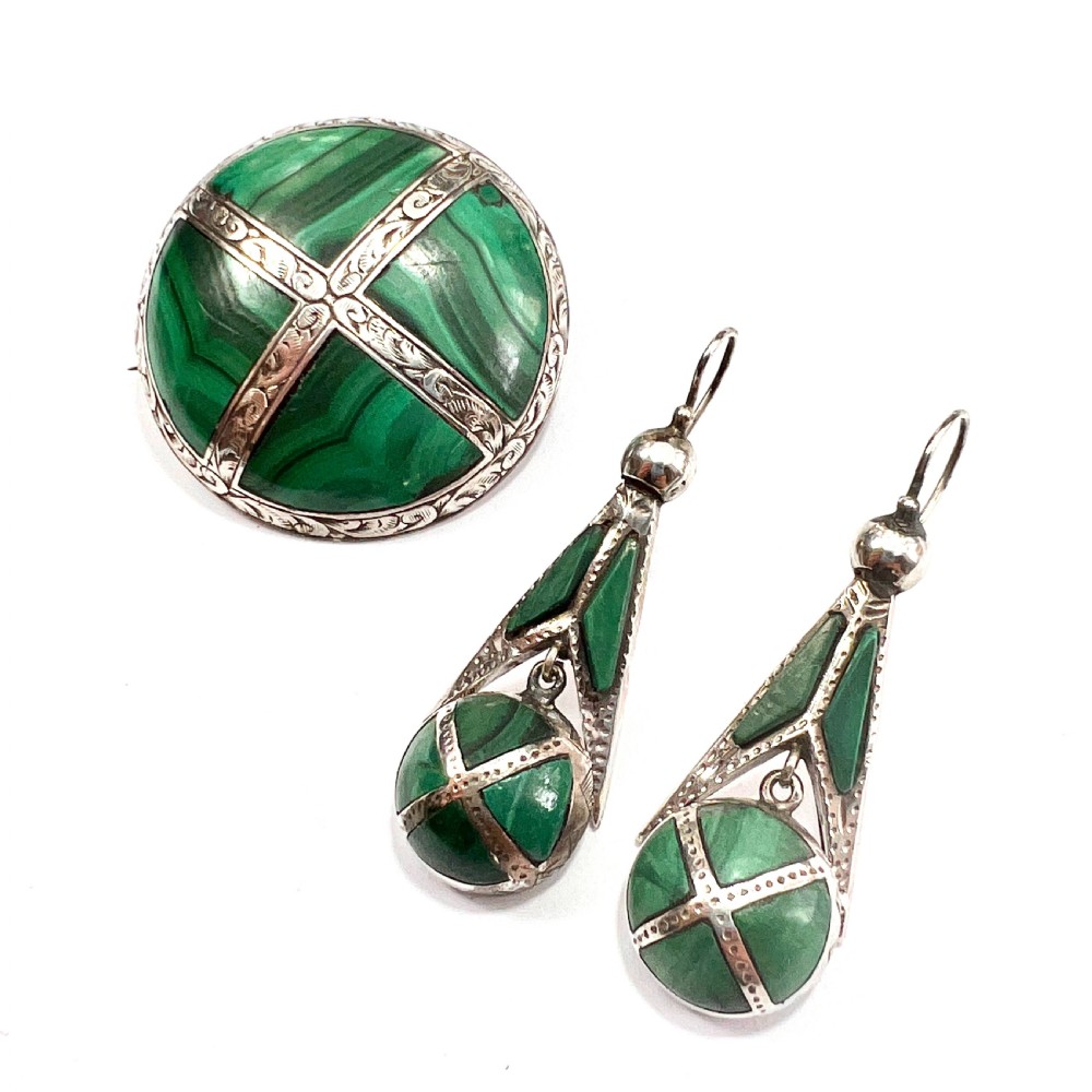 A Victorian Scottish silver jewellery suite comprising a circular brooch and drop earrings inlaid with banded green malachite.