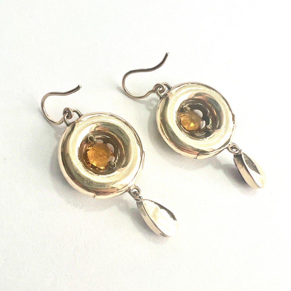 A pair of Victorian 9ct gold target drop earrings inlaid with patterned agates and surrounding central citrine gemstones. View VII