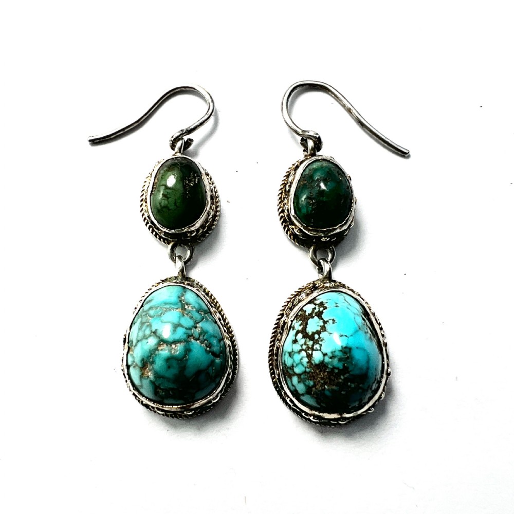An antique silver jewellery parure consisting of a cabochon turquoise matrix link necklace, drop earrings, and a statement ring. View V