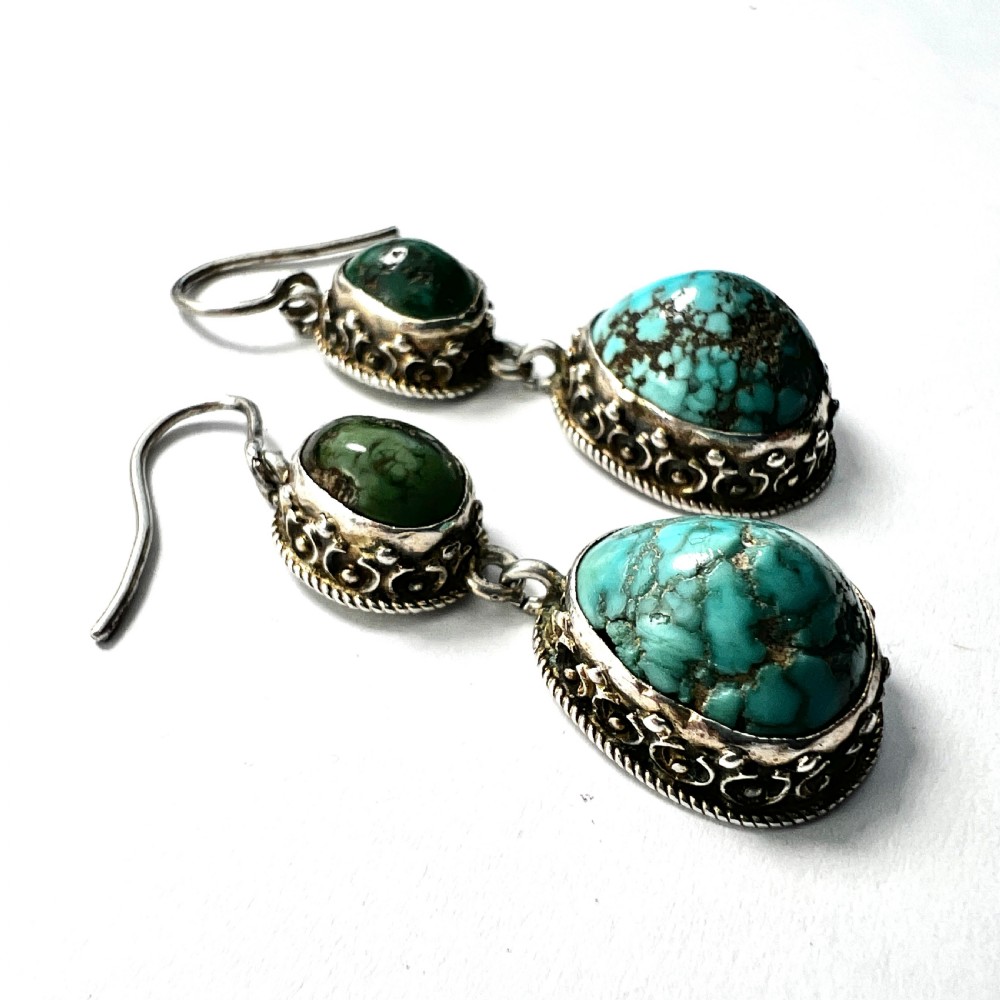 An antique silver jewellery parure consisting of a cabochon turquoise matrix link necklace, drop earrings, and a statement ring. View VI