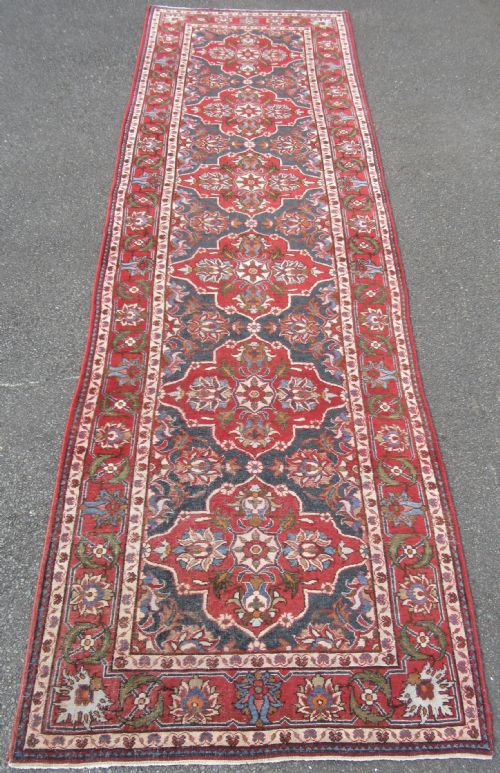 fig 1. ANTIQUE COUNTRY HOUSE SHABBY CHIC ARAK SARUQ SAROUK LONG RUG RUNNER. SIX MEDALLION CARTOUCHE PATTERN