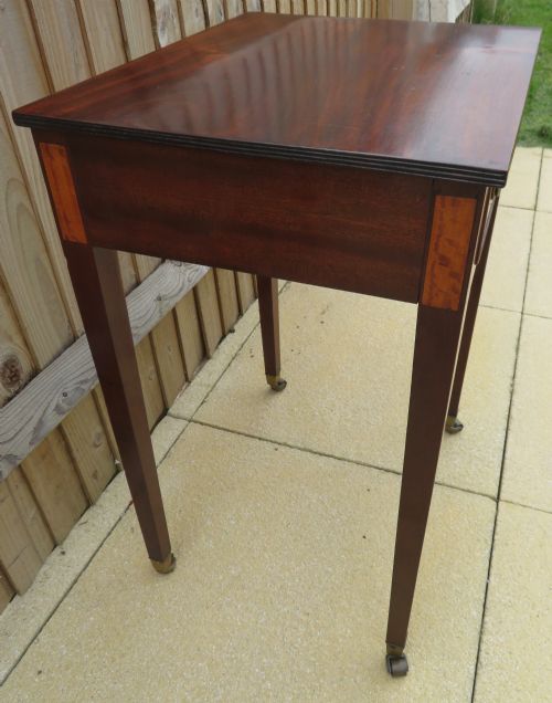 A VERY ELEGANT EARLY 19TH CENTURY MAHOGANY SATINWOOD INLAID SIDE LAMP WRITING TABLE - ADDITIONAL PHOTO 4