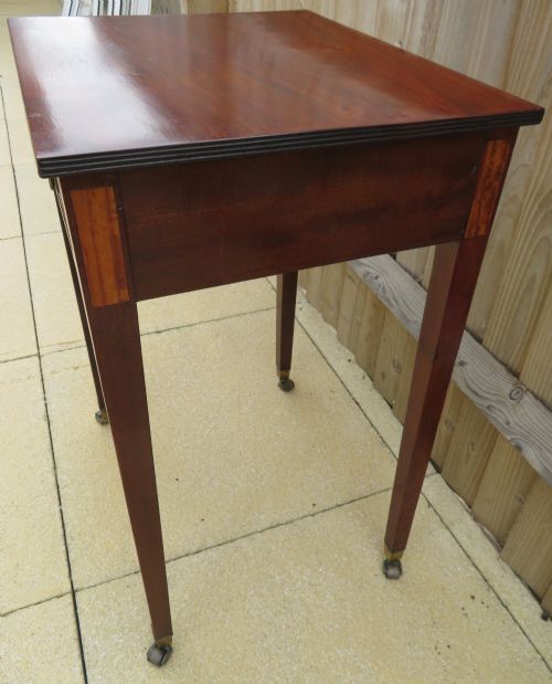 A VERY ELEGANT EARLY 19TH CENTURY MAHOGANY SATINWOOD INLAID SIDE LAMP WRITING TABLE - ADDITIONAL PHOTO 5