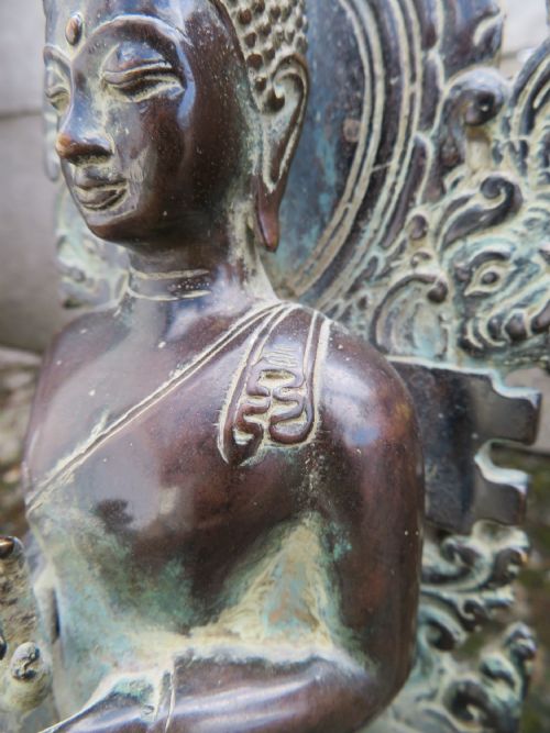 A COPPER ALLOY SEATED FIGURE OF BUDDHA IN THE EUROPEAN FASHION INDONESIAN ARCHIPELAGOCENTRAL JAVA CIRCA EARLY 15TH CENTURY - ADDITIONAL PHOTO 3