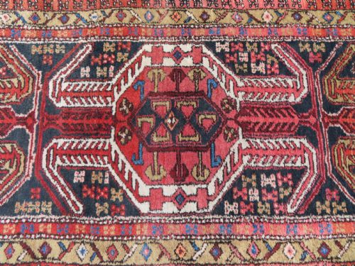 ANTIQUE WARING AND GILLOW HERIZ RUNNER LONG RUG WITH CRAB DESIGN NORTH WEST PERSIA 311CM X 96CM - ADDITIONAL PHOTO 4
