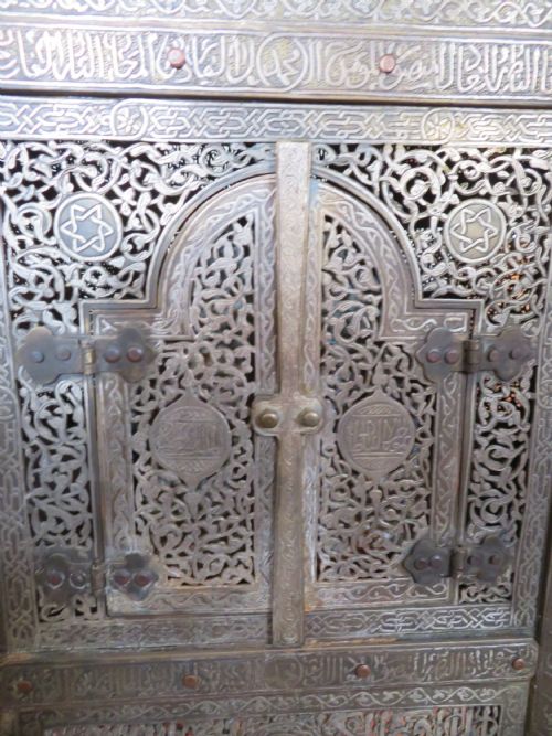 A CAIRO WARE SILVERINLAID BRASS KURSI TABLE QURAN STAND - ADDITIONAL PHOTO 3