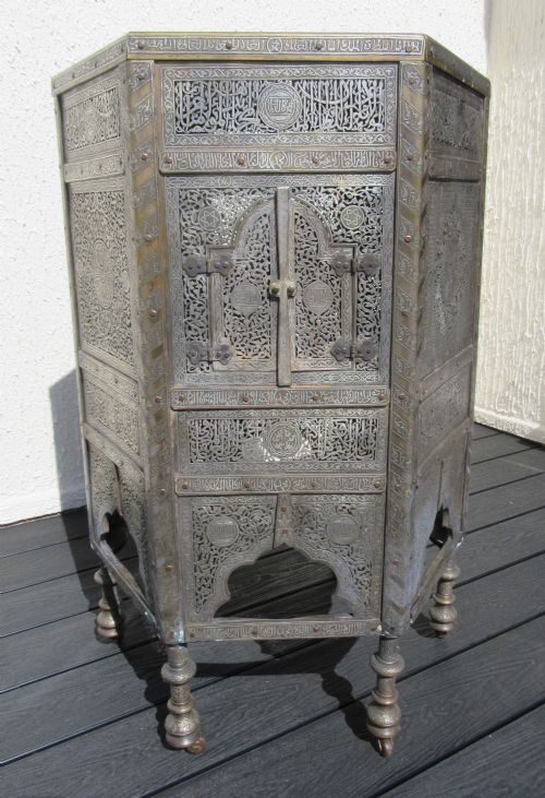 A CAIRO WARE SILVERINLAID BRASS KURSI TABLE QURAN STAND - ADDITIONAL PHOTO 7