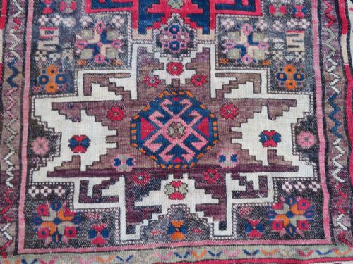 ANTIQUE DISTRESSED CAUCASIAN LESGHI RUG 140CM X 100CM - ADDITIONAL PHOTO 4