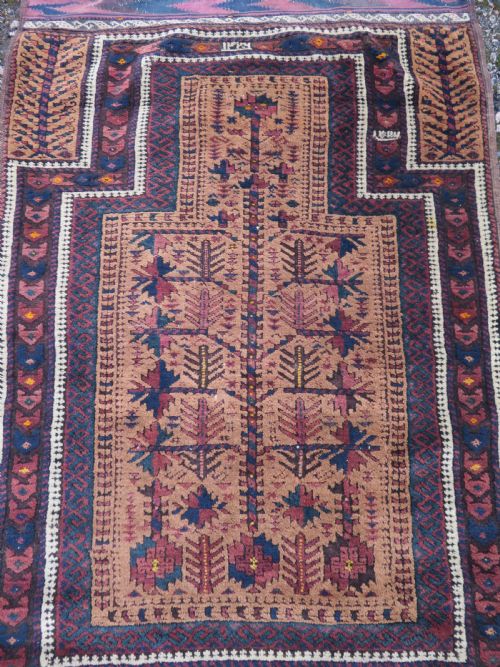 fig 1. ANTIQUE BALUCH PRAYER RUG. 135CM X 84CM.