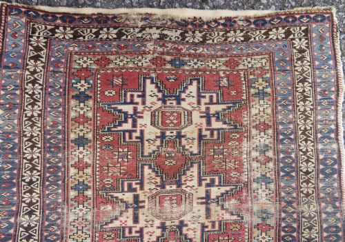 DISTRESSED ANTIQUE CAUCASIAN DAGHESTAN RUG 132CM X 102CM - ADDITIONAL PHOTO 1