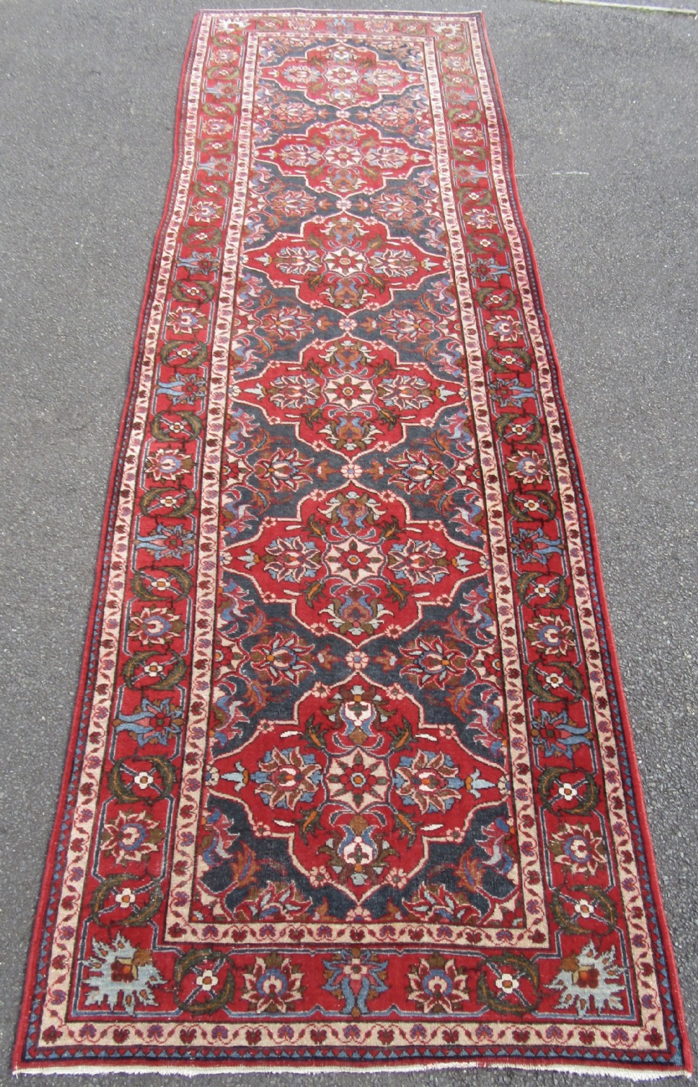 ANTIQUE COUNTRY HOUSE SHABBY CHIC ARAK SARUQ SAROUK LONG RUG RUNNER. SIX MEDALLION CARTOUCHE PATTERN