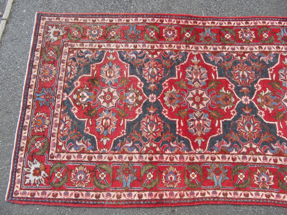 ANTIQUE COUNTRY HOUSE SHABBY CHIC ARAK SARUQ SAROUK LONG RUG RUNNER. SIX MEDALLION CARTOUCHE PATTERN View III
