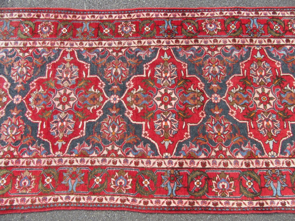 ANTIQUE COUNTRY HOUSE SHABBY CHIC ARAK SARUQ SAROUK LONG RUG RUNNER. SIX MEDALLION CARTOUCHE PATTERN View IV