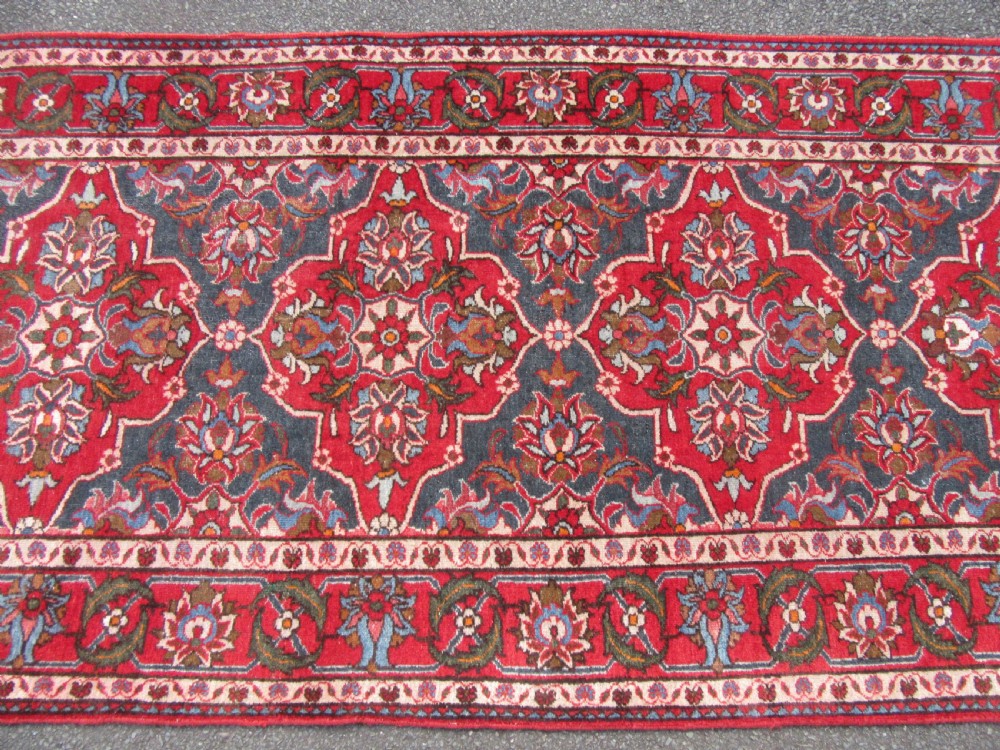 ANTIQUE COUNTRY HOUSE SHABBY CHIC ARAK SARUQ SAROUK LONG RUG RUNNER. SIX MEDALLION CARTOUCHE PATTERN View V