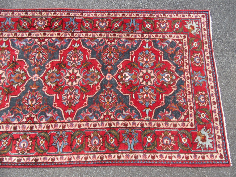 ANTIQUE COUNTRY HOUSE SHABBY CHIC ARAK SARUQ SAROUK LONG RUG RUNNER. SIX MEDALLION CARTOUCHE PATTERN View VI