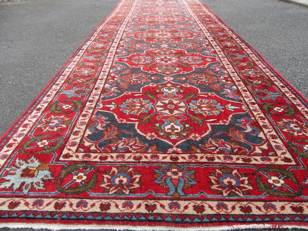 ANTIQUE COUNTRY HOUSE SHABBY CHIC ARAK SARUQ SAROUK LONG RUG RUNNER. SIX MEDALLION CARTOUCHE PATTERN View VII