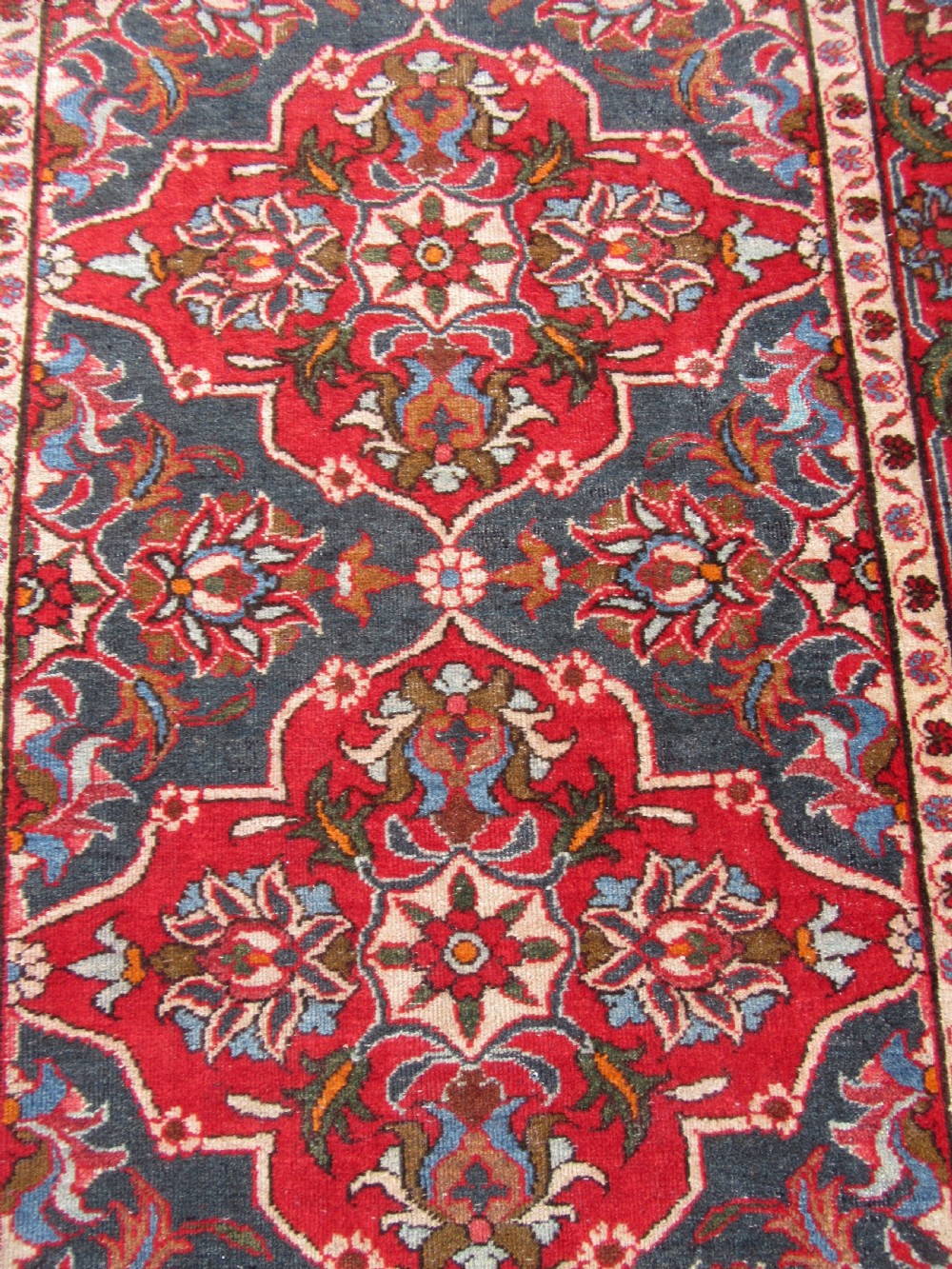 ANTIQUE COUNTRY HOUSE SHABBY CHIC ARAK SARUQ SAROUK LONG RUG RUNNER. SIX MEDALLION CARTOUCHE PATTERN View X
